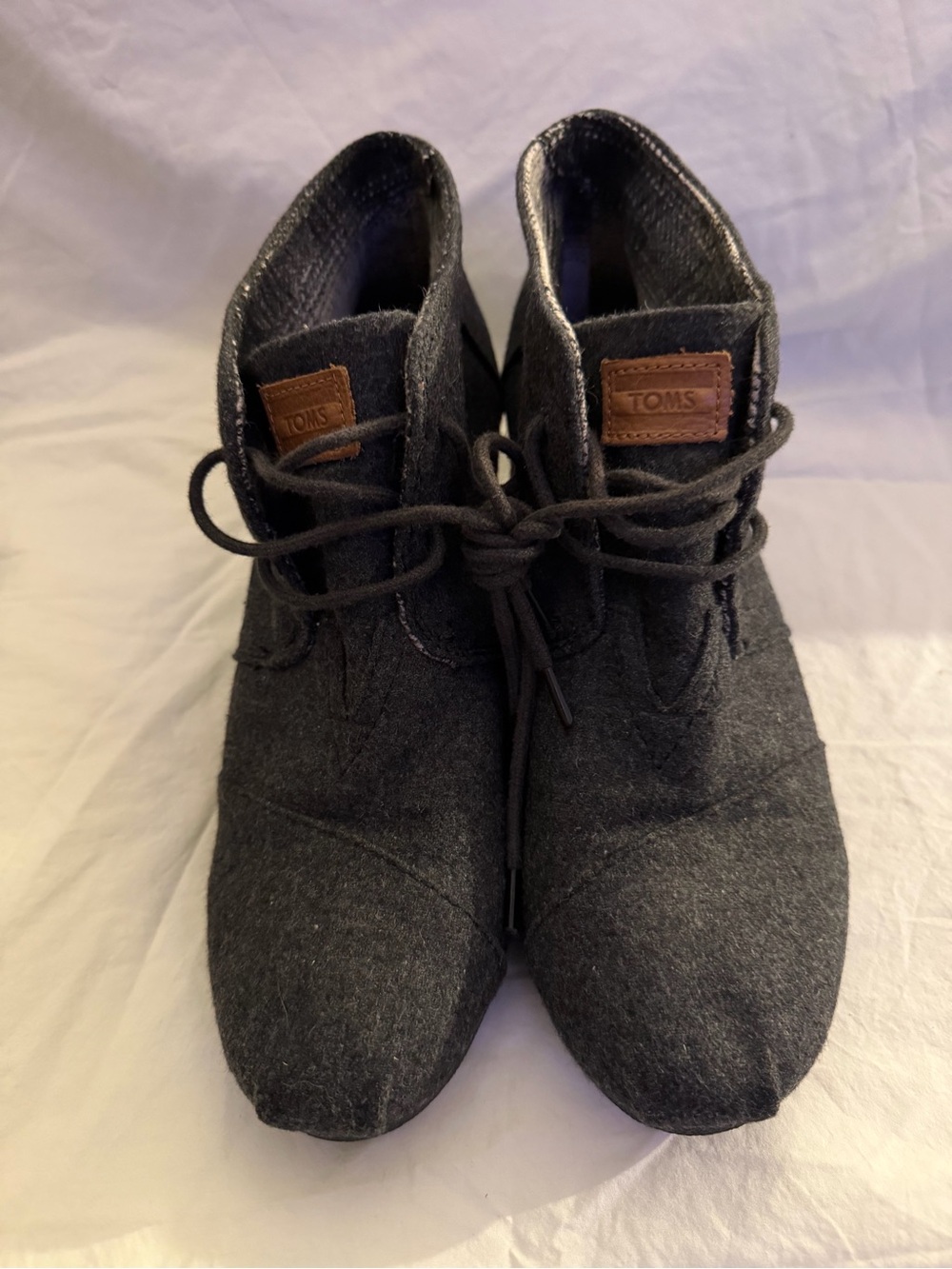 #423 TOMS Women's Dark Charcoal Wool Chukka Boots with Brown Leather Patch